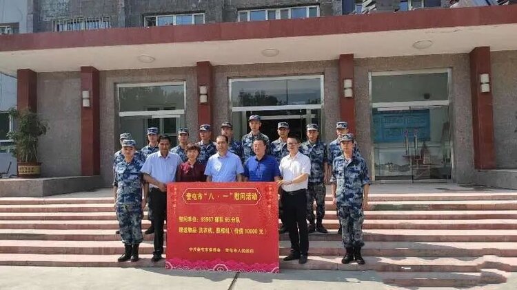 全体干部的深情厚谊和价值5千元的慰问品,到驻市69235部队进行慰问