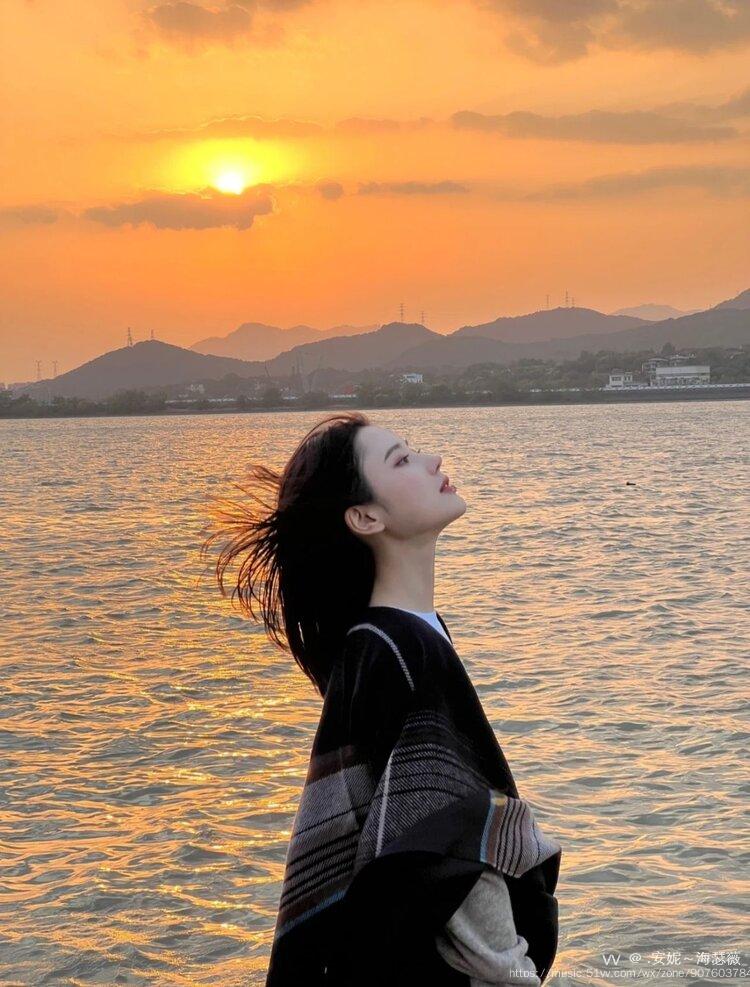 空无一人看到当你回来时我们都是格局外的人在风中等了那么久你不该让