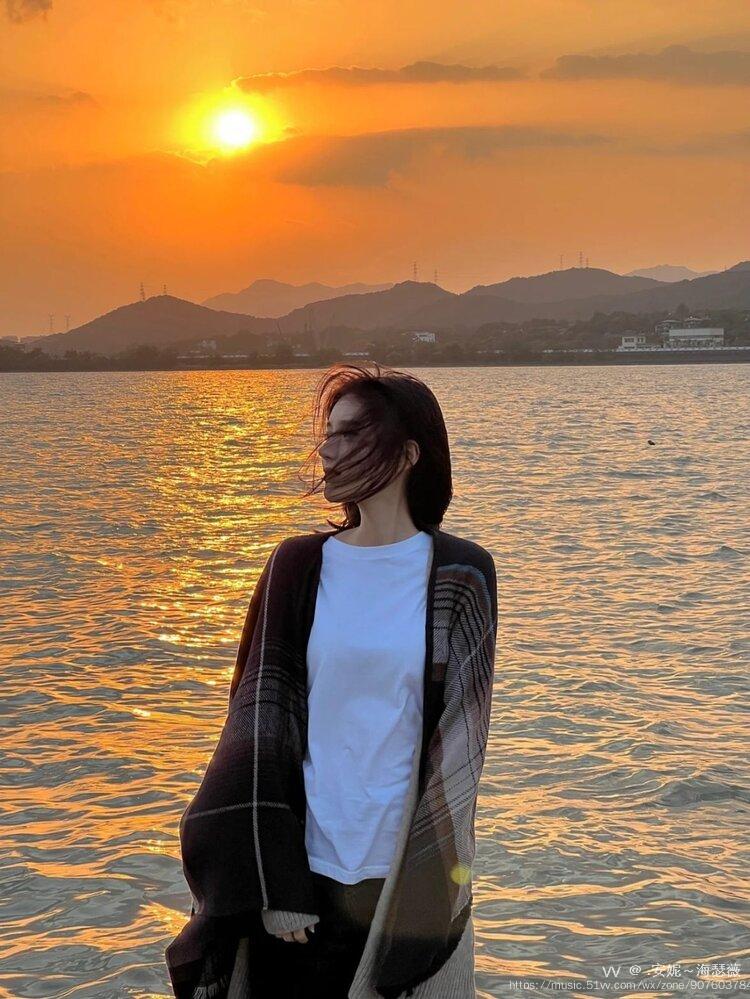 消失在暮色里温暖的夕阳挤碎了那一片我用坚强我骄傲的背影没有人看见