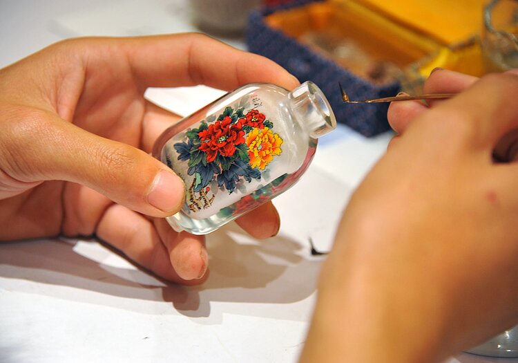 冀派内画的开山鼻祖为王习三,所使用的工具是金属杆钩小毛笔,衡水内画