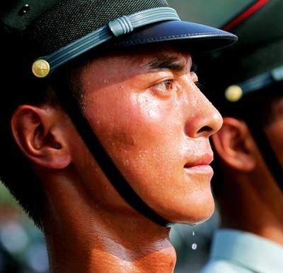 简洁朗诵我在一滴汗水里看到了未来作者欧震