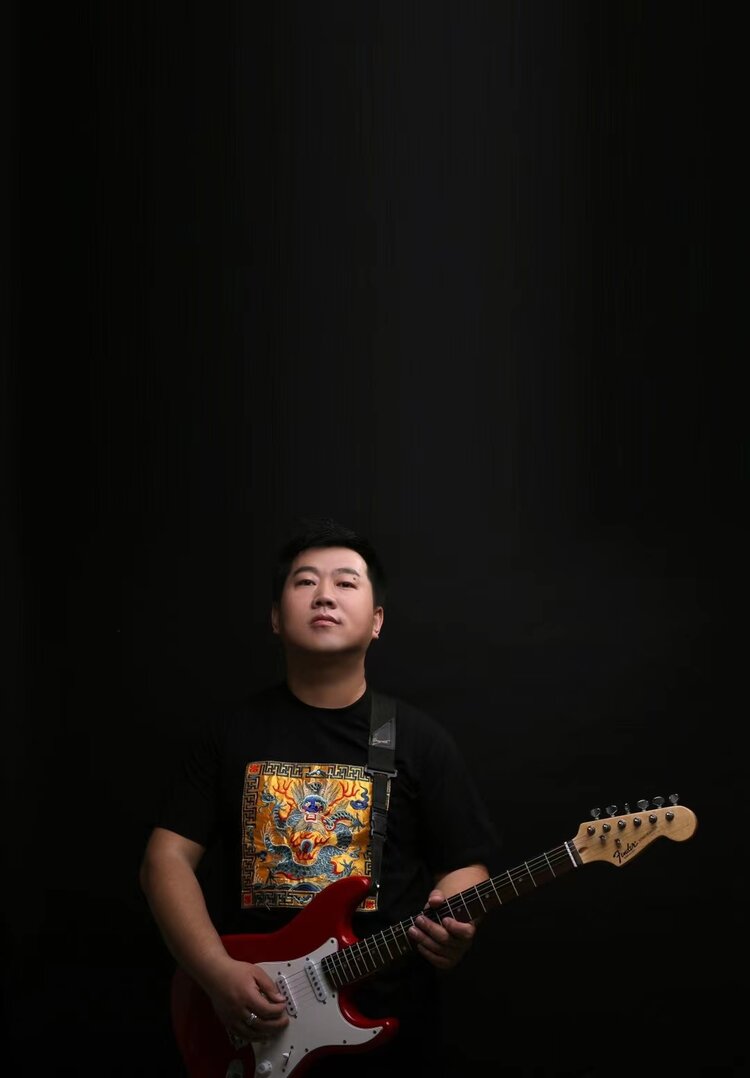 《孝敬不能等》这首歌曲的歌词部分由歌手曹龙独立创作,通过字字句句