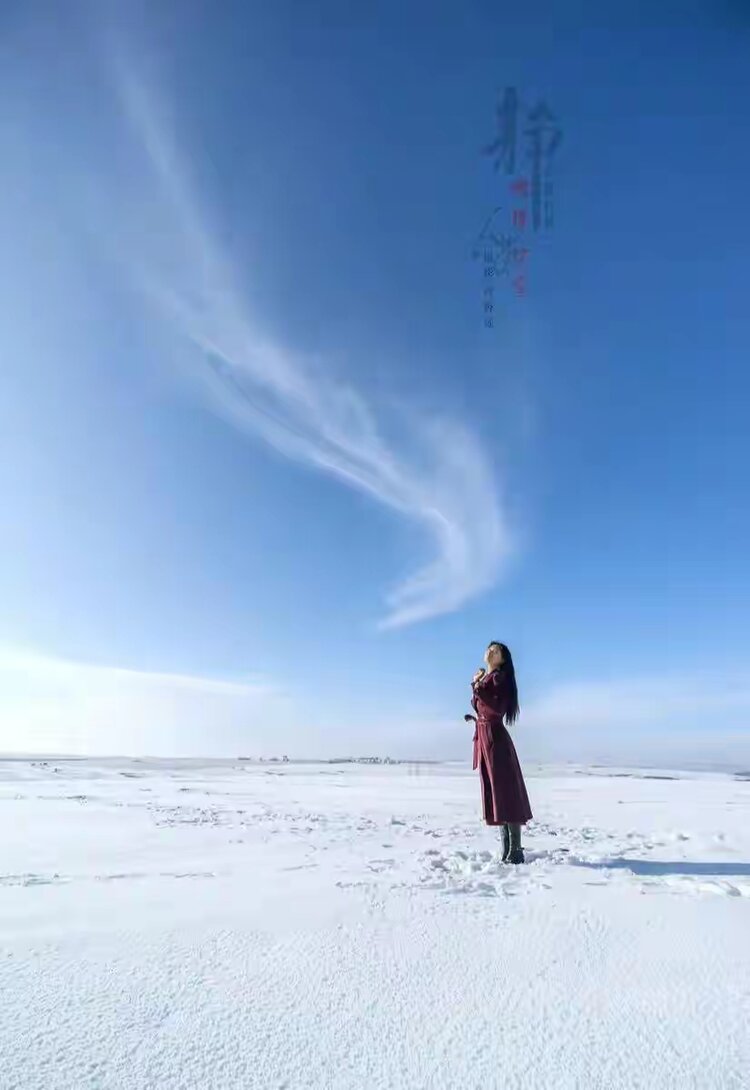 雪景背影女图片