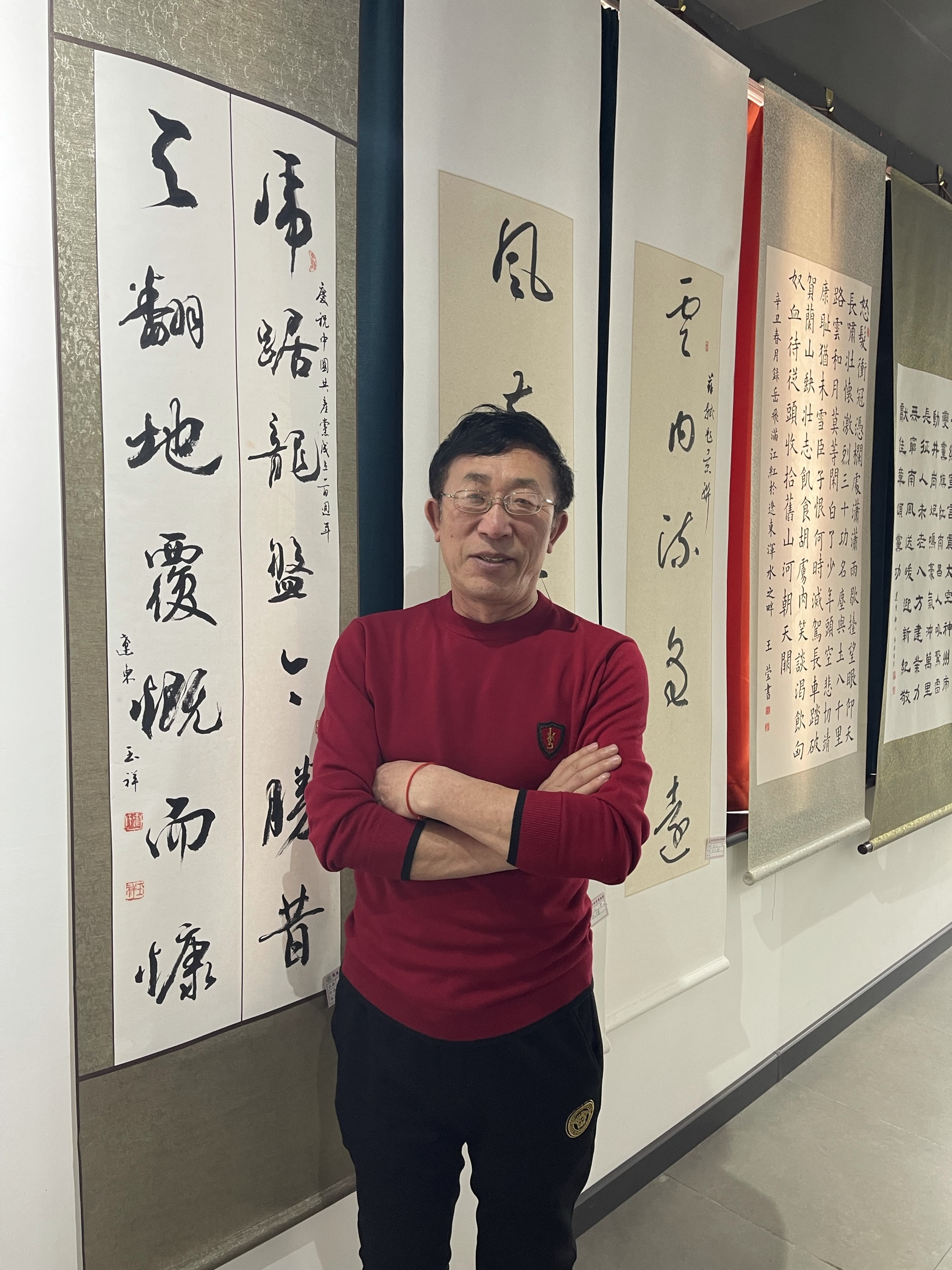 抚顺市东方女子书画院院长赵玲玲特邀请著名书法家徐可大先生为抚顺市