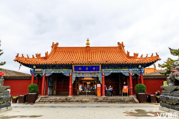 大召无量寺的珍藏品极为丰富,银佛,龙雕,壁画成为大召寺的"三绝",是