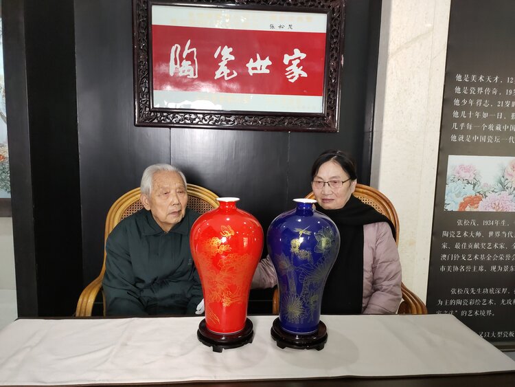 专家:中国收藏家协会古陶瓷学术研究委员会委员朱克诚藏品创作大师