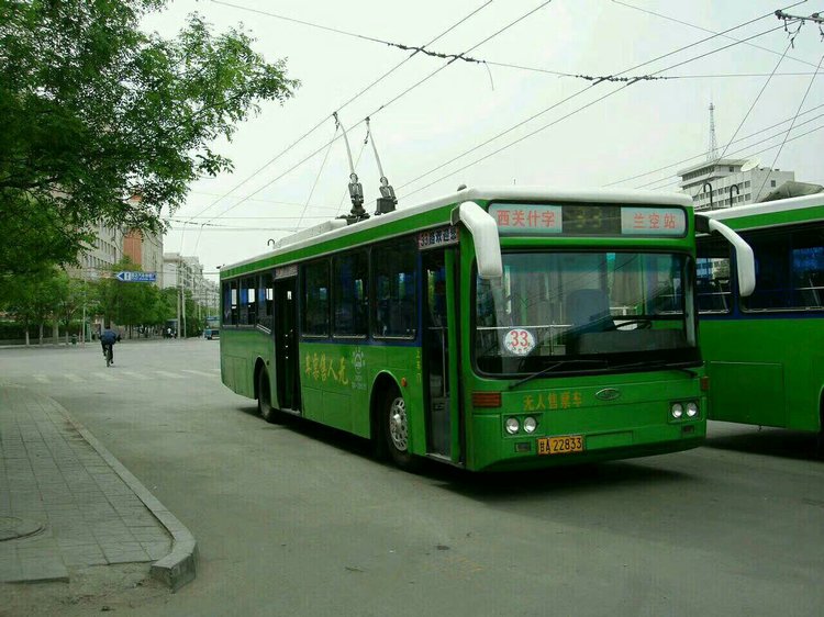 兰州最早的无轨电车,当时线路叫电车2路,由西关什字发往兰石厂(西站