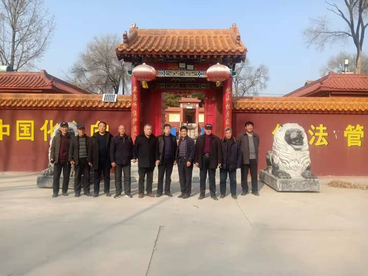 在李建文工友家午餐千佛寺位于长子县大南石村西,始建于北朝北齐天统