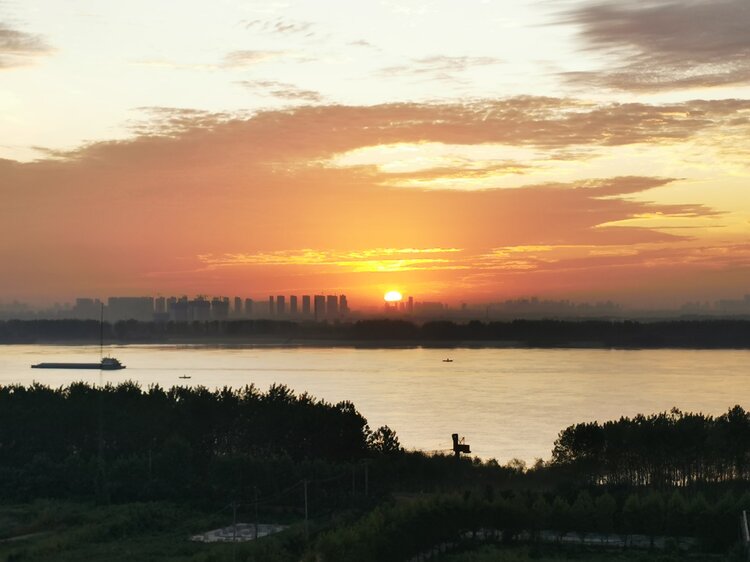 旭日霞光满江红小军山边的美景