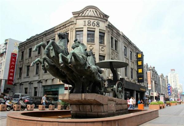 蔡景楷设计的五马奔腾雕塑于2002年10月开始立于五马街与府前街口