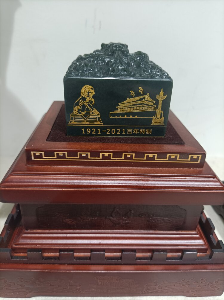 机构权威发行的玉雕重器大国玉雕醒狮腾龙徽宝袁广如以及袁霖联袂巨制