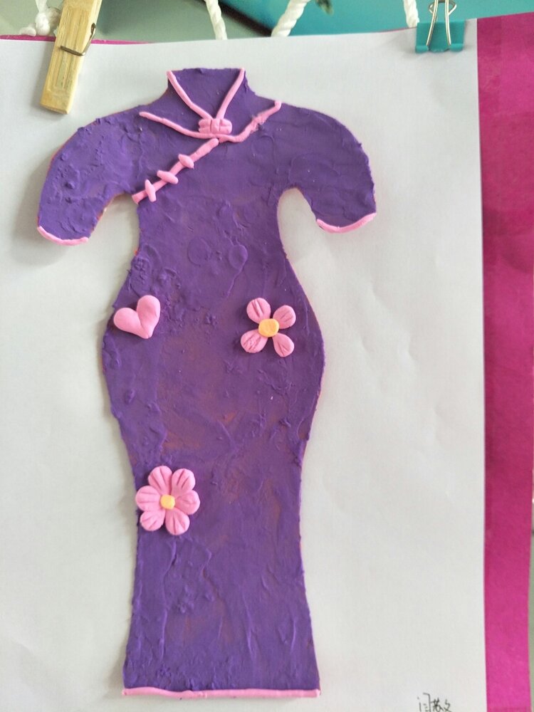 双语幼儿园教师手工制作旗袍展