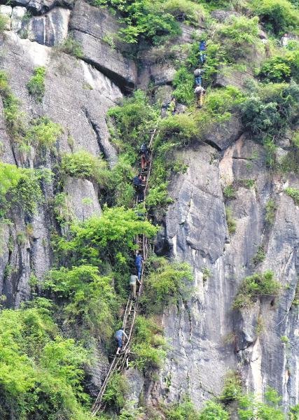 四川凉山悬崖村全貌图片