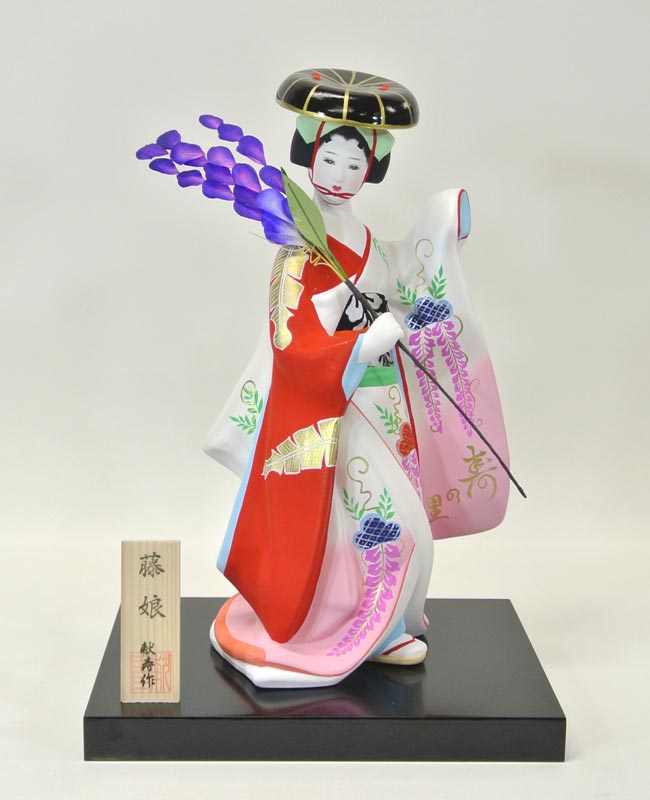 我注视着藤娘,我的心却飞越茫茫大海,飞到了日本,怀念起赠送给我藤娘