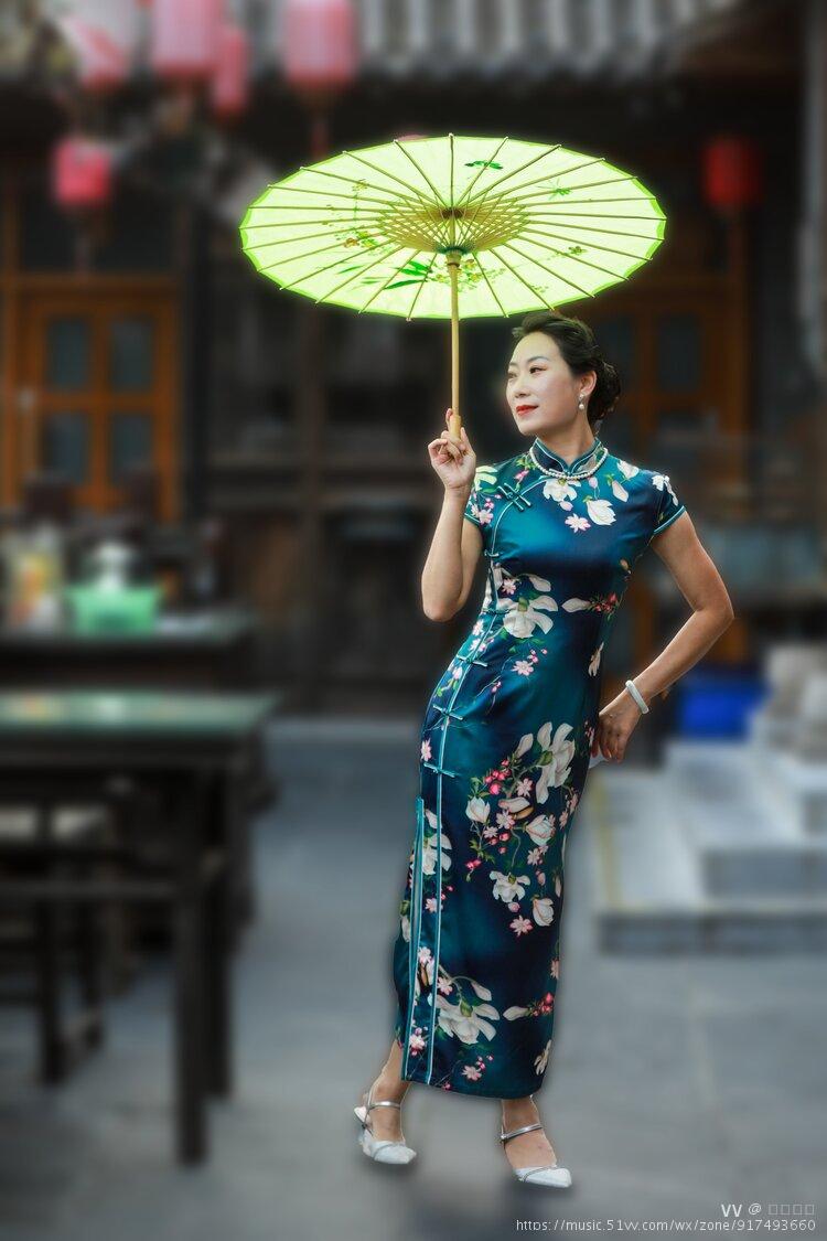 旗袍艳丽仪态美