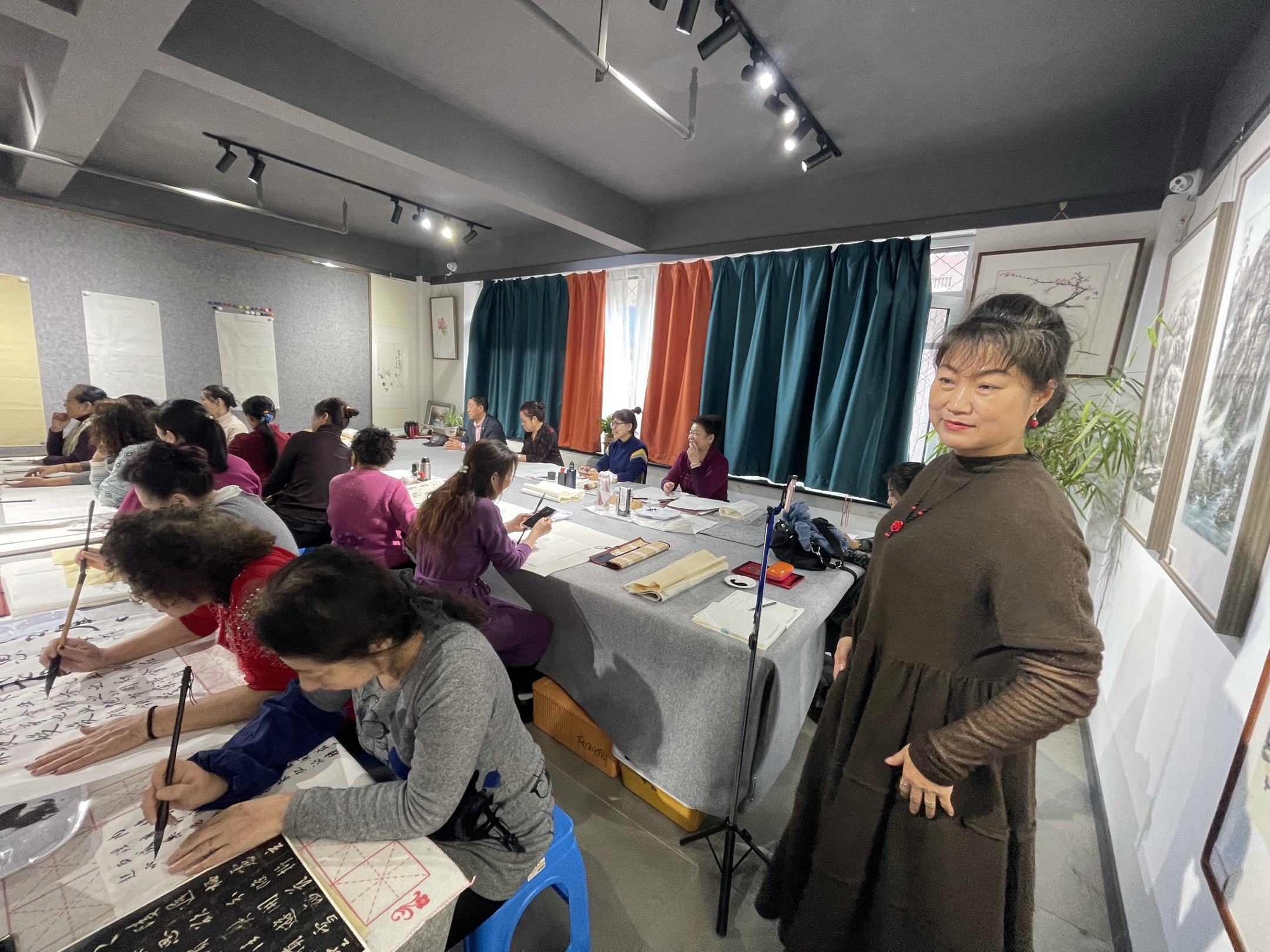 书法大师徐可大先生于抚顺市东方女子书画院 画展大厅中国著名书法大