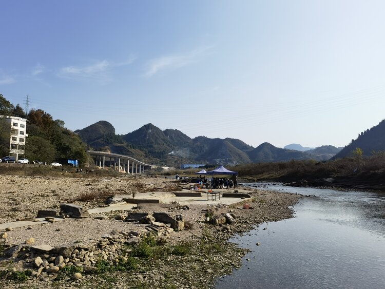 水清魚騰的月牙泉月牙泉,是雲谷田園景區的一個組成部分.