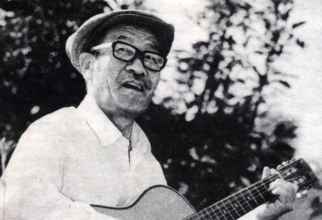 阳光明媚的1981年,王洛宾终于迎来他人生中的春天,新疆军区召开平反