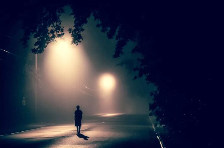 孤独黑夜一个人图片