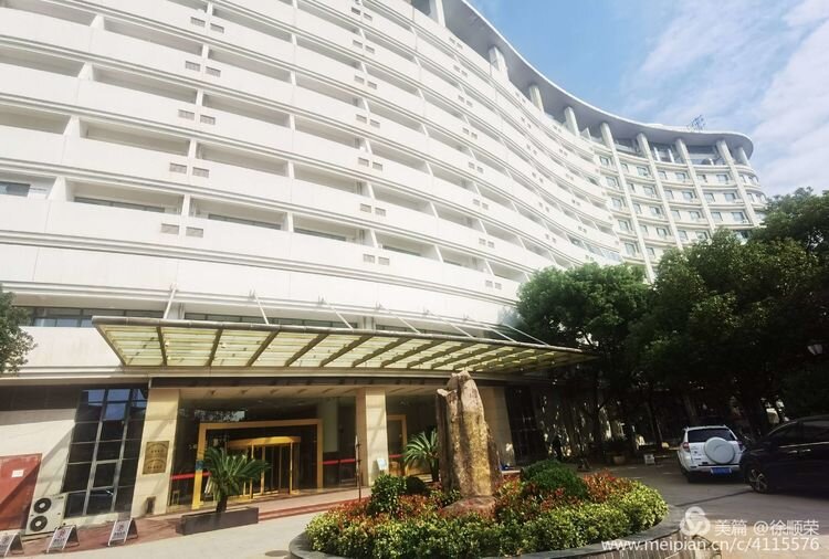 今天兵团战友相聚在"阳澄湖畔宝曼酒店"五十年了,弹子一挥间,岁月可以