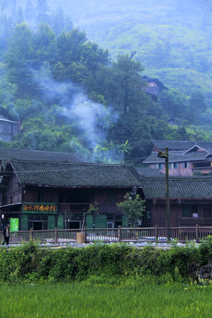 炊烟袅袅的小山村图片图片