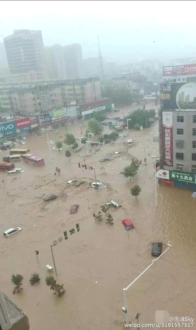 很喜欢那句河南话:人民河南人民啊,你们是英雄的暴雨会过去,洪水会