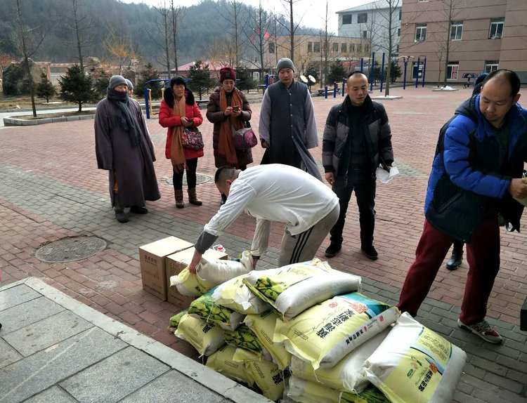 五龙山灵峰禅寺住持释圣义带领寺内僧人为敬老院送来慰问品.