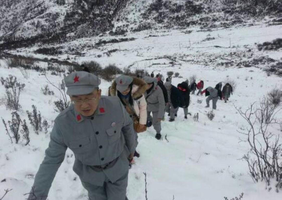 这首歌曲展现了红军雪山行军,草地露营的跋涉之旅.