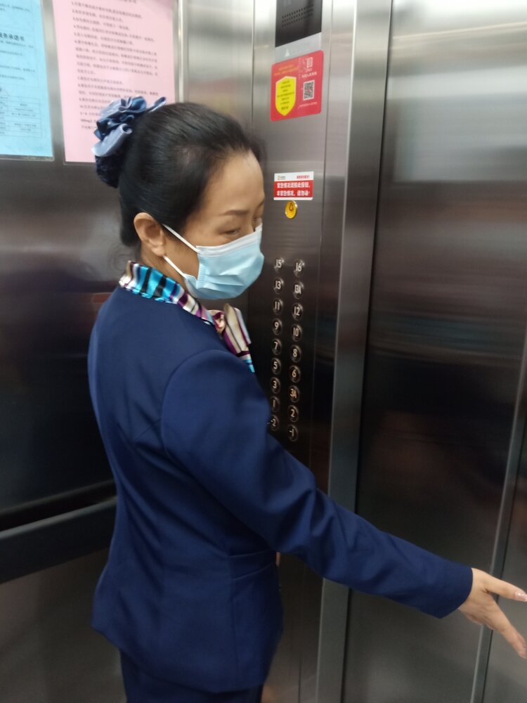 淄博市妇幼保健院:电梯服务暖人心宫顺电梯上行,电梯下行; 六楼