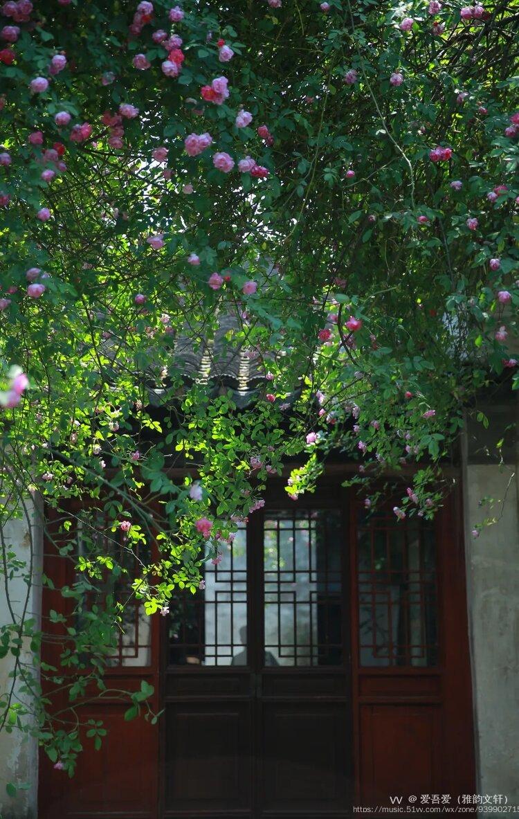 檐雀轻鸣心更喜,胭脂淡黛绣红妆.