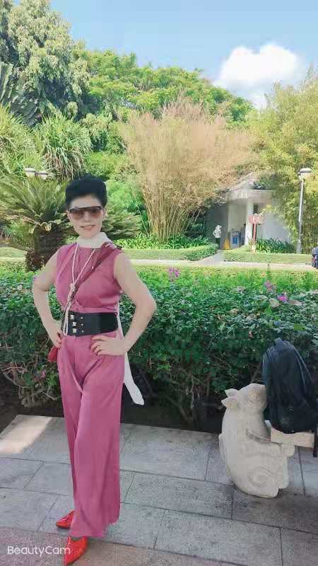 社会活动家公益活动家泰来网红张雅英女士于刘作文医生书画室欣赏名人