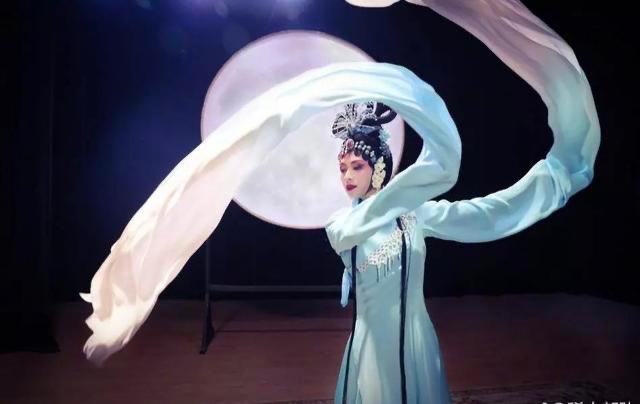 这个世上没有嫦娥,化妆师给谁上妆,谁就是嫦娥.