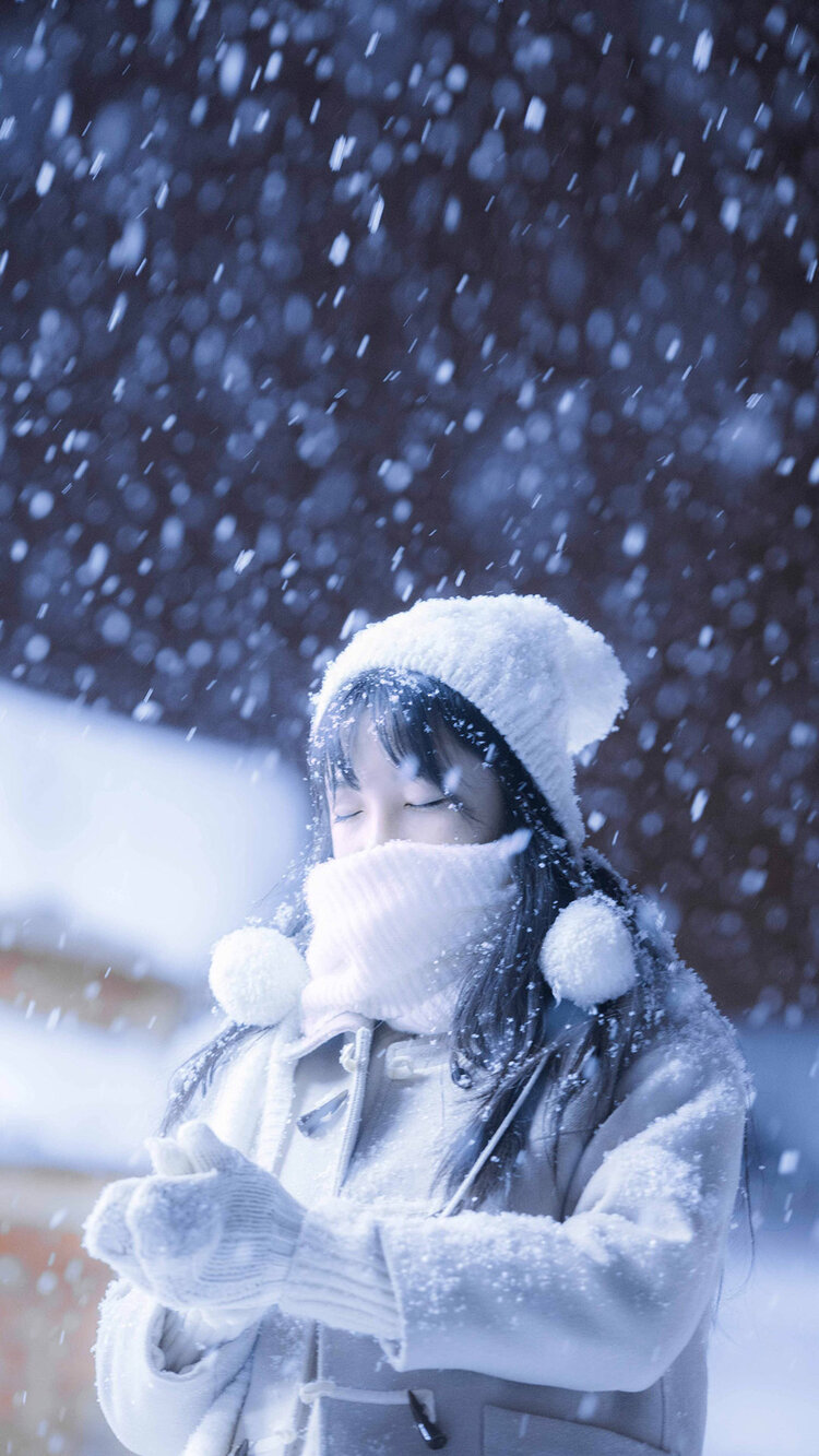 下雪女孩唯美图片图片