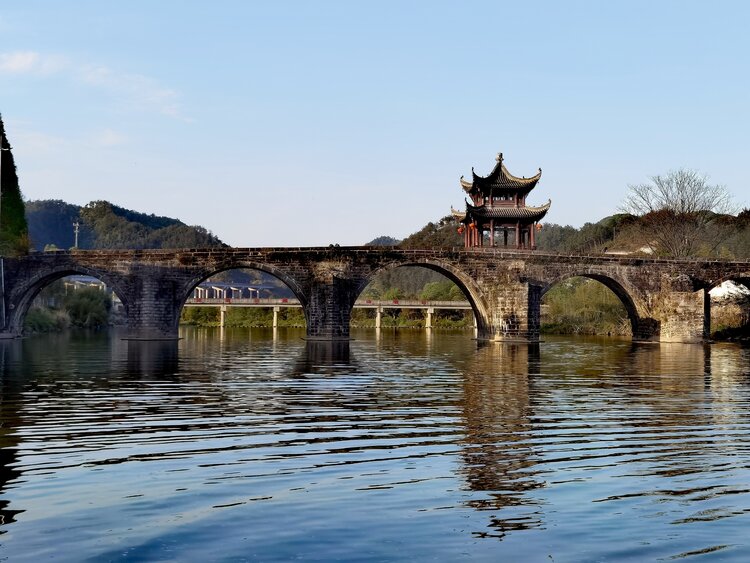 胡乐古镇依山傍水,镇内景色秀美,老街外的西津河是本地县城的母亲河