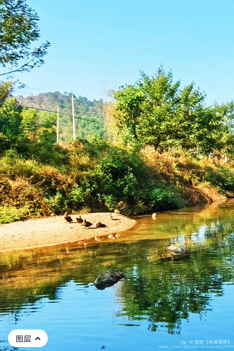 山村旁边的小溪