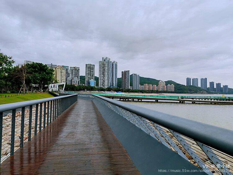 海天驛站隔壁就是海天公園沙灘,但通向大海的棧道有一小段在維修,從