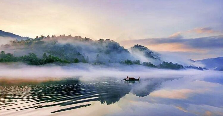 碧水轻舟【词林正韵】文/未来的日子水色山岚瑞气缠,峰峦起伏黛如烟