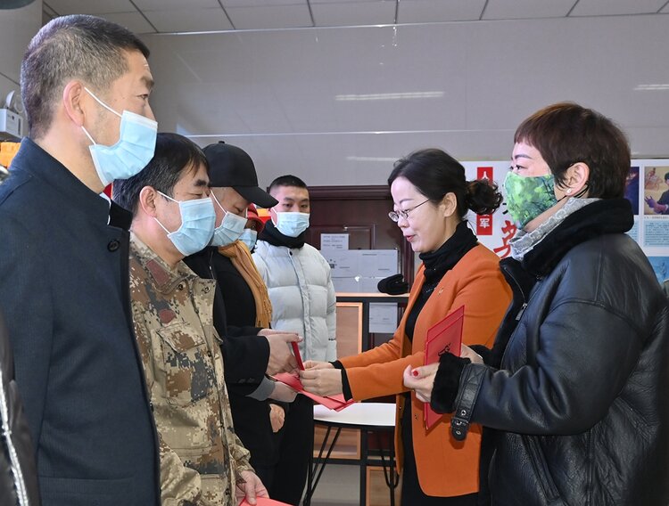 后来,季丽丽嫁到了新疆伊犁,其爱人是伊犁正杰公司的党委书记,一位