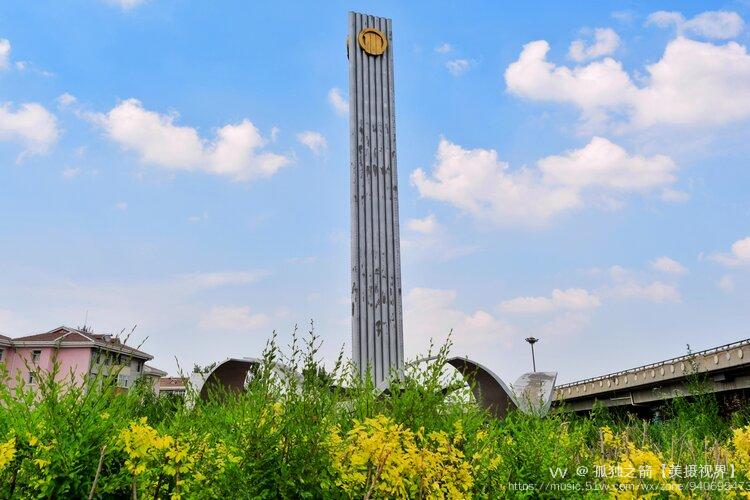 "石油之光"雕塑主体有基座,塔身,塔徽.其座为高3.