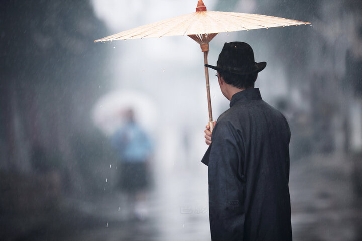 江南烟雨撑伞图图片