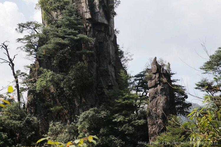 莽山將軍寨景區有一座百餘米高的天然奇石在峽谷中連綿起伏,不管身型