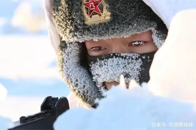 雪中边防战士敬礼图片图片