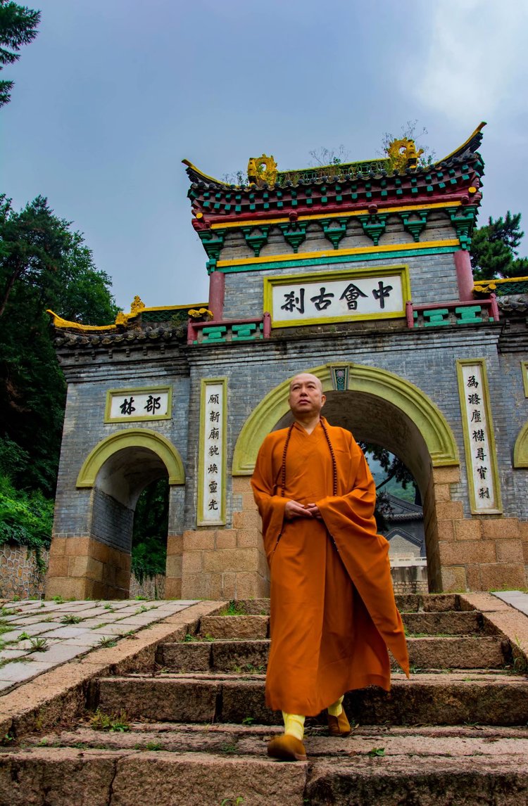 此刻心醉如酒酣.深山古寺桃源外,梨花似雪自參禪.