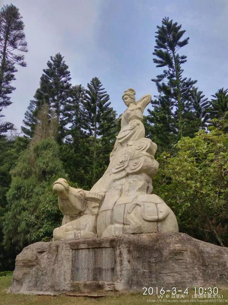 像所有景区都有美丽的传说一样,湖光岩也有白牛惩处恶人成湖的传说.