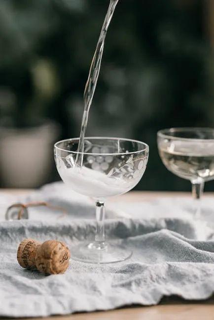 爱吾爱(雅韵文轩):【首发】总有一杯酒,浮出往事 - vv