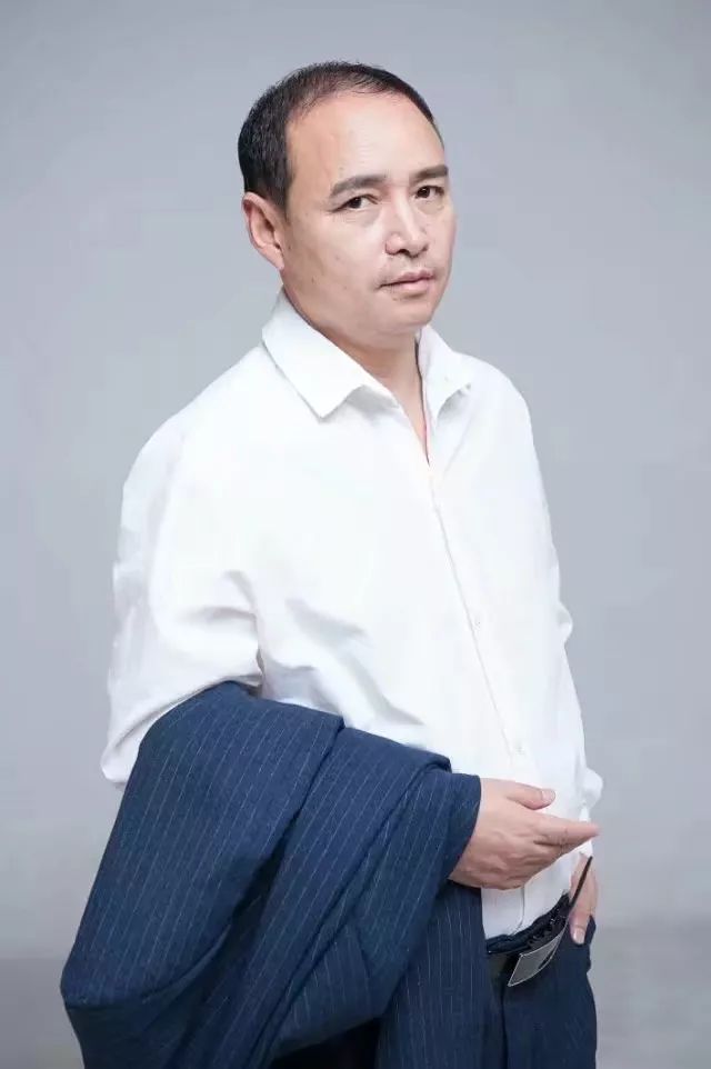 一线空间诗刊社主编  杨万全