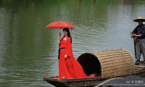 一缕春风呼翠柳,桃红李白映清流.七绝文/美女船头画中游图片来自网络