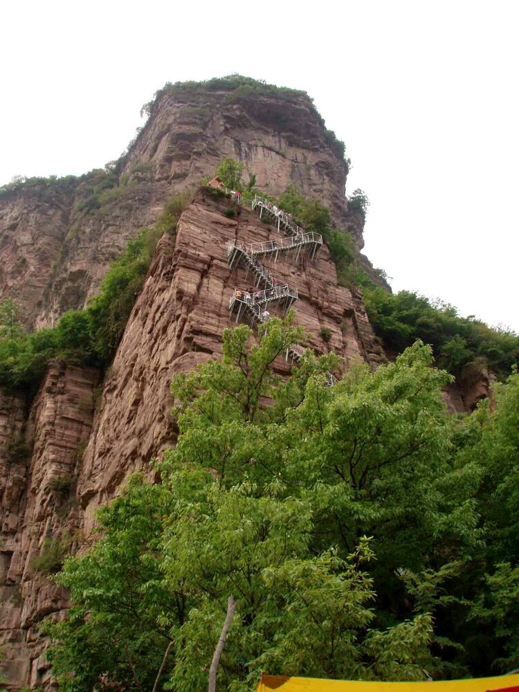 四川大凉山悬崖村,位于彝族自治州昭觉县支尔莫乡,确切地说,该悬崖村