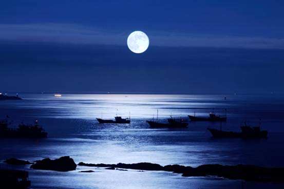 江畔何人初见月?皎皎空中孤月轮.江天一色无纤尘,汀上白沙看不见.