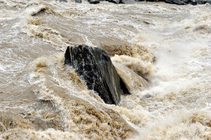 聆听杨柳朗诵中流砥柱